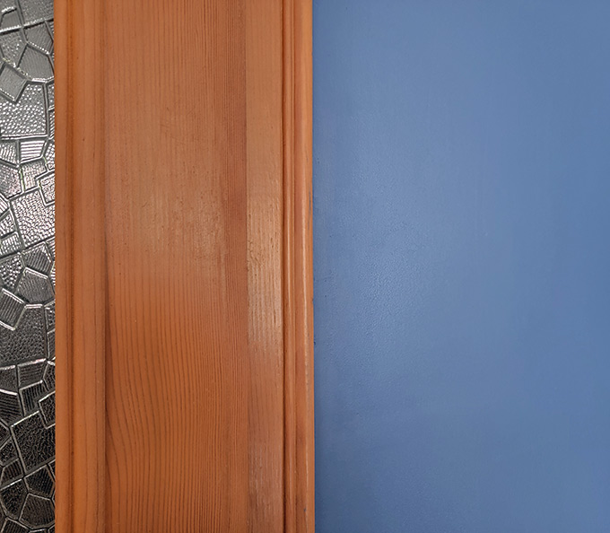 Blue Nova combines with Sadoline Mais (corn) painted door